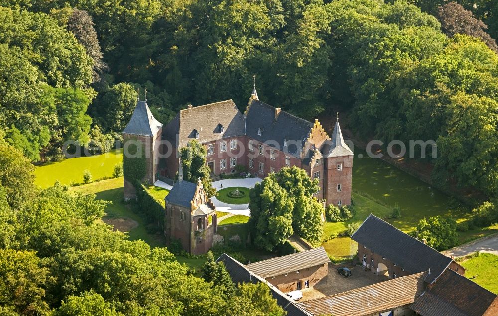 Aerial photograph Wassenberg - Grounds of the castle at Elsum Wassenberg in North Rhine-Westphalia