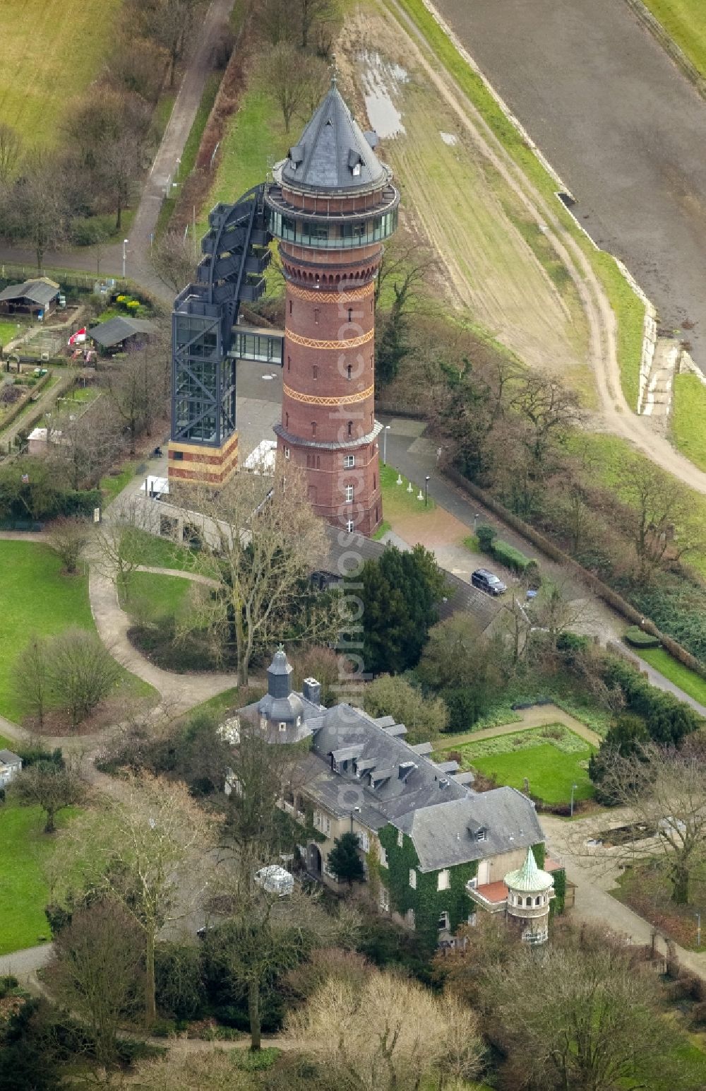 Mülheim from the bird's eye view: Castle grounds Styrum with the water tower on the Aquarius Water Museum in Mülheim, North Rhine-Westphalia