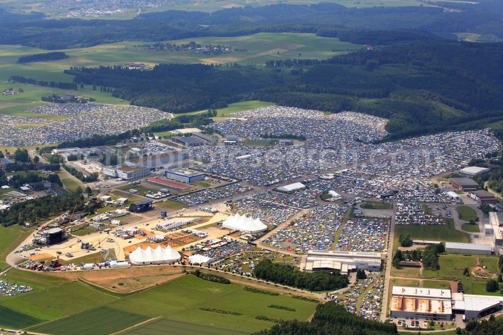 Aerial photograph Neuhausen ob Eck - Participants in the Southside Music Festival with camping - tents and caravans on the event concert site of the airfield on street Take-Off Gewerbepark in Neuhausen ob Eck in the state Baden-Wuerttemberg, Germany