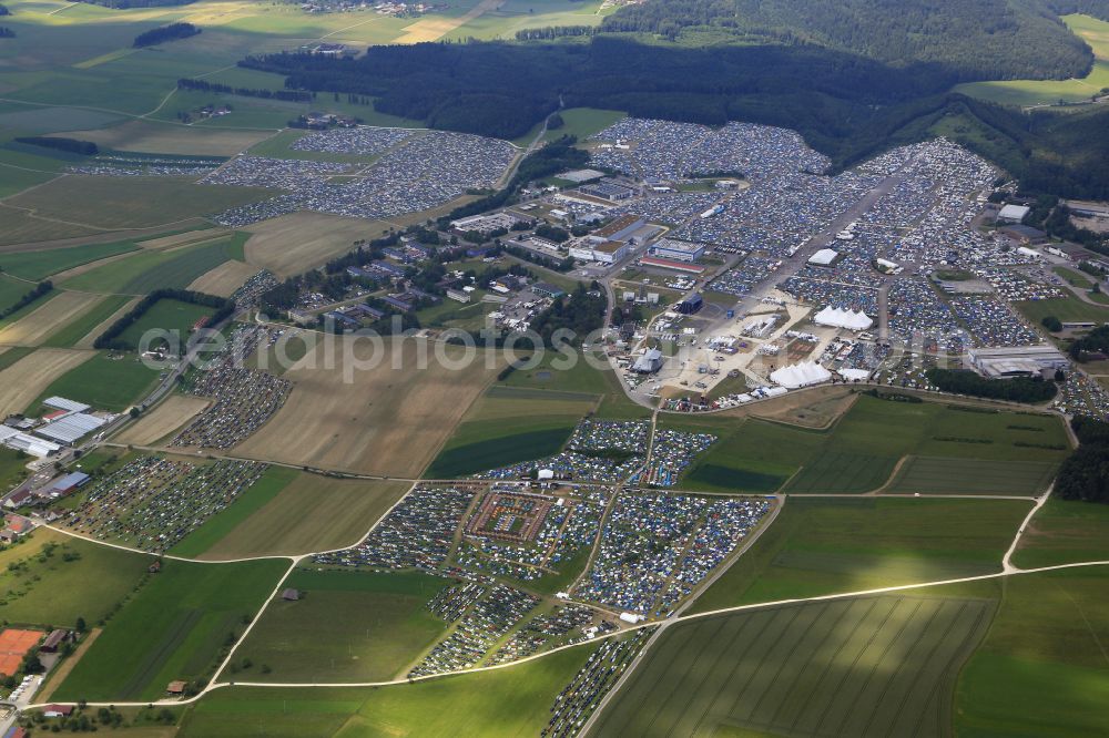 Neuhausen ob Eck from the bird's eye view: Participants in the Southside Music Festival with camping - tents and caravans on the event concert site of the airfield on street Take-Off Gewerbepark in Neuhausen ob Eck in the state Baden-Wuerttemberg, Germany