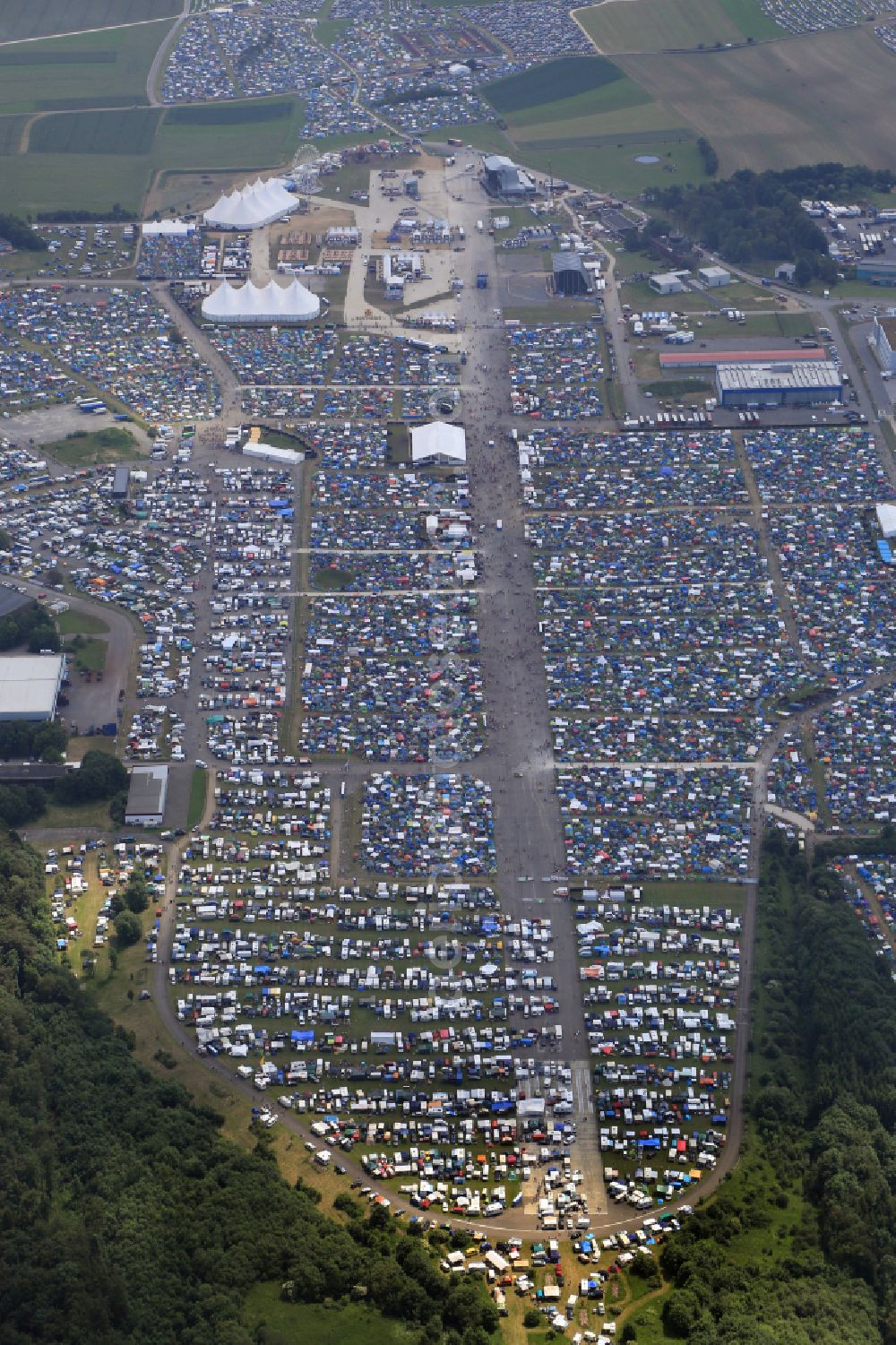 Aerial photograph Neuhausen ob Eck - Participants in the Southside Music Festival with camping - tents and caravans on the event concert site of the airfield on street Take-Off Gewerbepark in Neuhausen ob Eck in the state Baden-Wuerttemberg, Germany