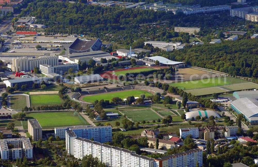 Aerial image Berlin-Hohenschönhausen - 19.08.2006 BERLIN Auf dem Gelände des Sportforums Hohenschönhausen steht der Wellblechpalast, das Stadion der Eisbären Berlin. Insgesamt stehen auf dem Gelände vier Eisflächen zur Verfügung. Das Stadion hat ein Fassungsvermögen von ca. 4700 Zuschauern. Davon sind ca. 4000 Sitzplätze. Der Neubau der O2-World am Ostbahnhof wird wohl 2008 auch den Welli zur Geschichte werden lassen.