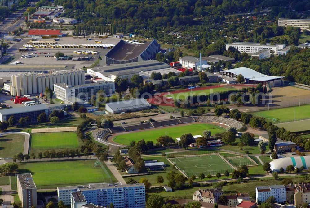 Aerial photograph Berlin-Hohenschönhausen - 19.08.2006 BERLIN Auf dem Gelände des Sportforums Hohenschönhausen steht der Wellblechpalast, das Stadion der Eisbären Berlin. Insgesamt stehen auf dem Gelände vier Eisflächen zur Verfügung. Das Stadion hat ein Fassungsvermögen von ca. 4700 Zuschauern. Davon sind ca. 4000 Sitzplätze. Der Neubau der O2-World am Ostbahnhof wird wohl 2008 auch den Welli zur Geschichte werden lassen.