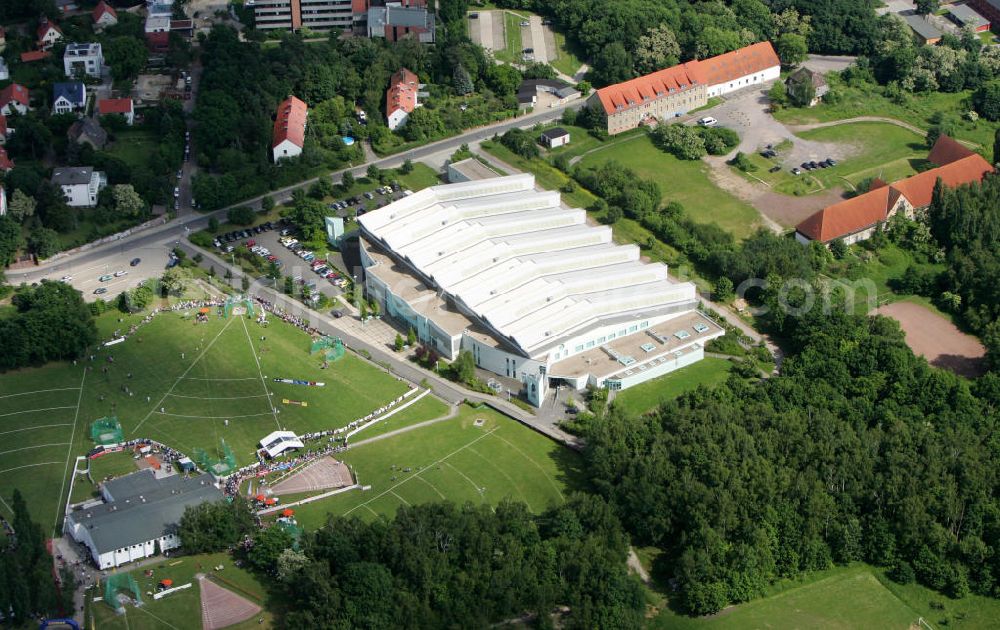 Halle (Saale) from the bird's eye view: Blick auf das Gelände des Sportverein Halle e.V. am Kreuzvorwerk mit der Sporthalle Brandberge. View of the site of the sports club Halle Vorwerk with the new sports hall.