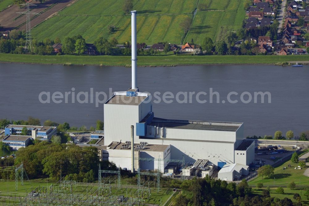 Geesthacht OT Krümmel from the bird's eye view: Site of the decommissioned nuclear power plant Krümmel on the banks of the Elbe River, right on the Geesthacht district Krümmel in Schleswig-Holstein. Operator is the nuclear power plant crumbs GmbH & Co. oHG, which is owned in half E.ON and Vattenfall Europe Nuclear Power Nuclear Energy. The operatorship is at Vattenfall