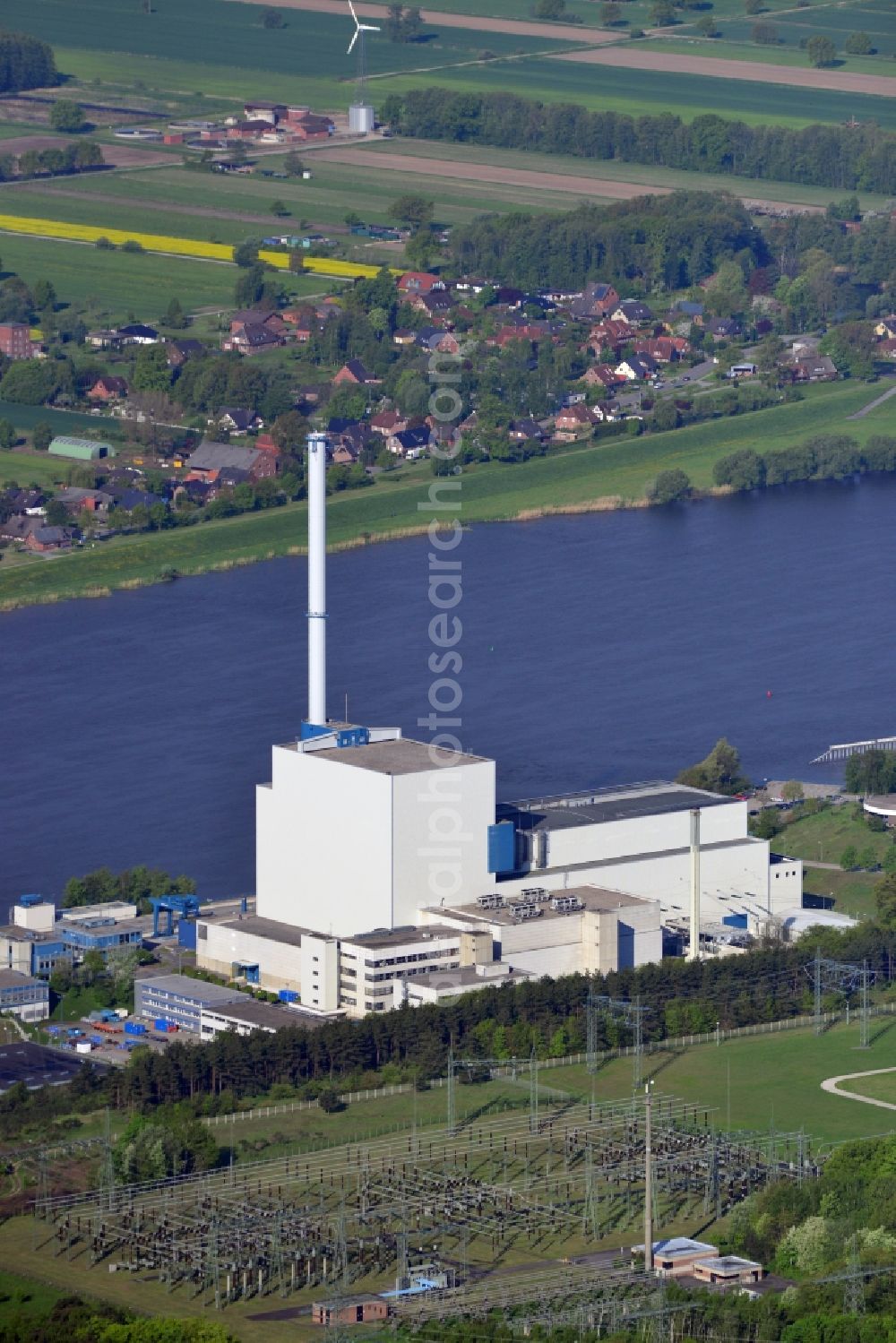 Aerial photograph Geesthacht OT Krümmel - Site of the decommissioned nuclear power plant Krümmel on the banks of the Elbe River, right on the Geesthacht district Krümmel in Schleswig-Holstein. Operator is the nuclear power plant crumbs GmbH & Co. oHG, which is owned in half E.ON and Vattenfall Europe Nuclear Power Nuclear Energy. The operatorship is at Vattenfall