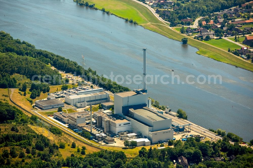 Aerial image Krümmel, Geesthacht - Site of the decommissioned nuclear power plant Kruemmel on the banks of the Elbe River, right on the Geesthacht district Kruemmel in Schleswig-Holstein. Operator is the nuclear power plant crumbs GmbH & Co. oHG, which is owned in half E.ON and Vattenfall Europe Nuclear Power Nuclear Energy. The operatorship is at Vattenfall