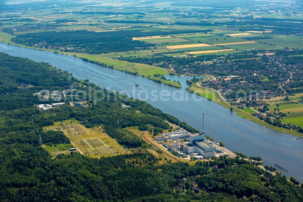 Krümmel, Geesthacht from above - Site of the decommissioned nuclear power plant Kruemmel on the banks of the Elbe River, right on the Geesthacht district Kruemmel in Schleswig-Holstein. Operator is the nuclear power plant crumbs GmbH & Co. oHG, which is owned in half E.ON and Vattenfall Europe Nuclear Power Nuclear Energy. The operatorship is at Vattenfall