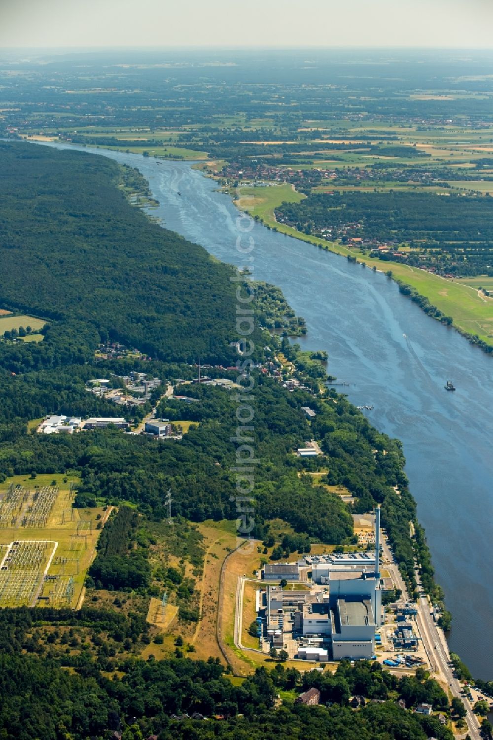 Aerial image Krümmel, Geesthacht - Site of the decommissioned nuclear power plant Kruemmel on the banks of the Elbe River, right on the Geesthacht district Kruemmel in Schleswig-Holstein. Operator is the nuclear power plant crumbs GmbH & Co. oHG, which is owned in half E.ON and Vattenfall Europe Nuclear Power Nuclear Energy. The operatorship is at Vattenfall