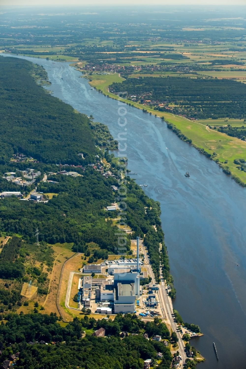 Aerial photograph Krümmel, Geesthacht - Site of the decommissioned nuclear power plant Kruemmel on the banks of the Elbe River, right on the Geesthacht district Kruemmel in Schleswig-Holstein. Operator is the nuclear power plant crumbs GmbH & Co. oHG, which is owned in half E.ON and Vattenfall Europe Nuclear Power Nuclear Energy. The operatorship is at Vattenfall