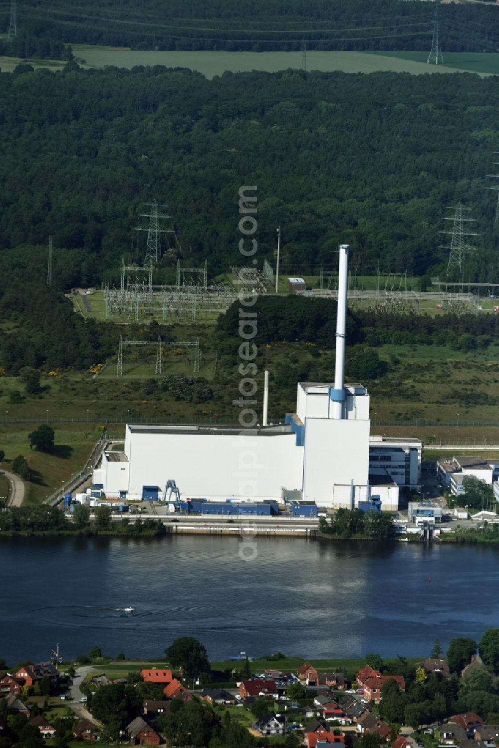 Geesthacht from the bird's eye view: Site of the decommissioned nuclear power plant Kruemmel on the banks of the Elbe River, right on the Geesthacht district Kruemmel in Schleswig-Holstein. Operator is the nuclear power plant crumbs GmbH & Co. oHG, which is owned in half E.ON and Vattenfall Europe Nuclear Power Nuclear Energy. The operatorship is at Vattenfall