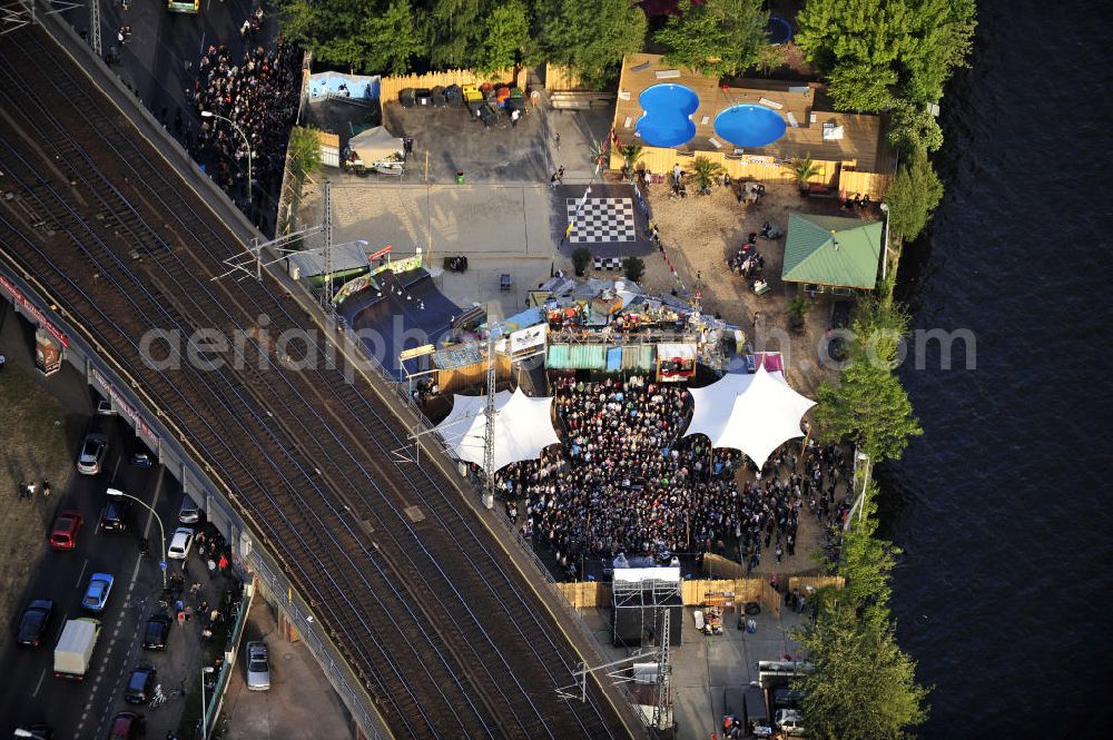 Berlin from the bird's eye view: Blick auf das Gelände der Strandbar BAR25 an der Holzmarktstraße am Spreeufer in Berlin-Mitte, einem beliebten Szene-Treffpunkt für Insider und Touristen. View of the site of the Bar25 on the river Spree in Berlin-Mitte, a popular meeting point for scene insiders and tourists.