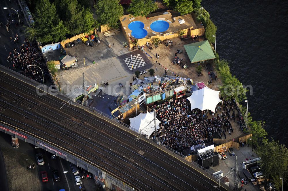 Aerial image Berlin - Blick auf das Gelände der Strandbar BAR25 an der Holzmarktstraße am Spreeufer in Berlin-Mitte, einem beliebten Szene-Treffpunkt für Insider und Touristen. View of the site of the Bar25 on the river Spree in Berlin-Mitte, a popular meeting point for scene insiders and tourists.