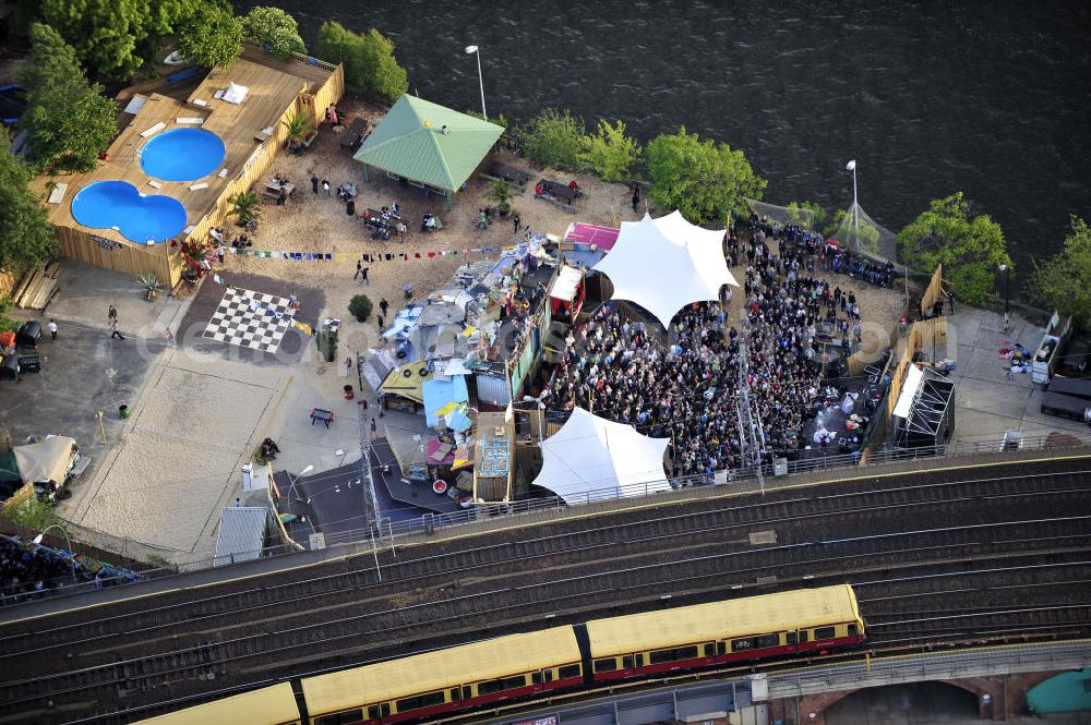 Aerial photograph Berlin - Blick auf das Gelände der Strandbar BAR25 an der Holzmarktstraße am Spreeufer in Berlin-Mitte, einem beliebten Szene-Treffpunkt für Insider und Touristen. View of the site of the Bar25 on the river Spree in Berlin-Mitte, a popular meeting point for scene insiders and tourists.