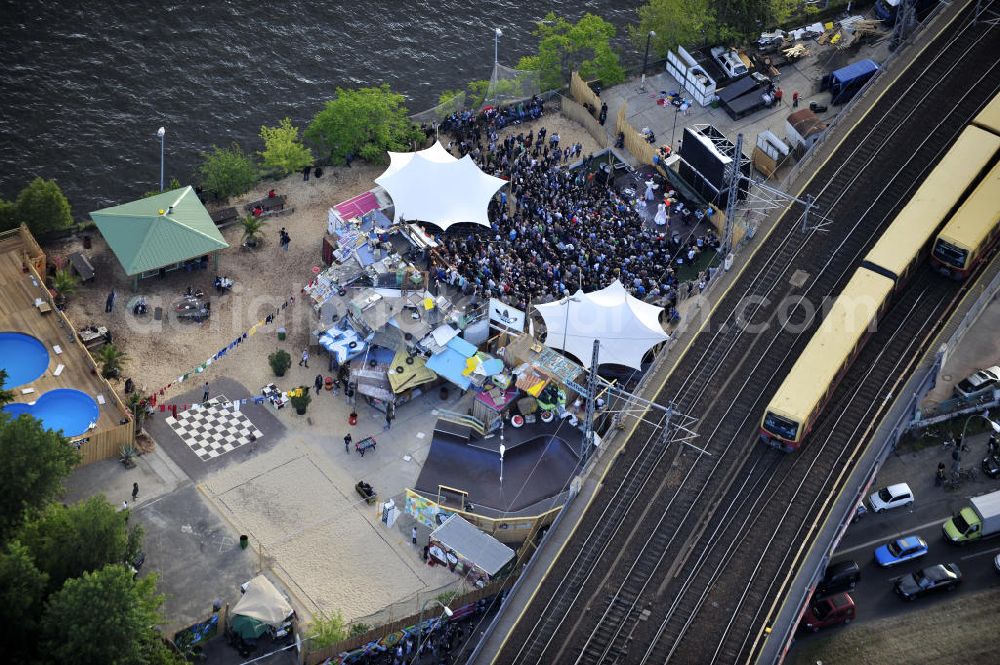 Berlin from the bird's eye view: Blick auf das Gelände der Strandbar BAR25 an der Holzmarktstraße am Spreeufer in Berlin-Mitte, einem beliebten Szene-Treffpunkt für Insider und Touristen. View of the site of the Bar25 on the river Spree in Berlin-Mitte, a popular meeting point for scene insiders and tourists.