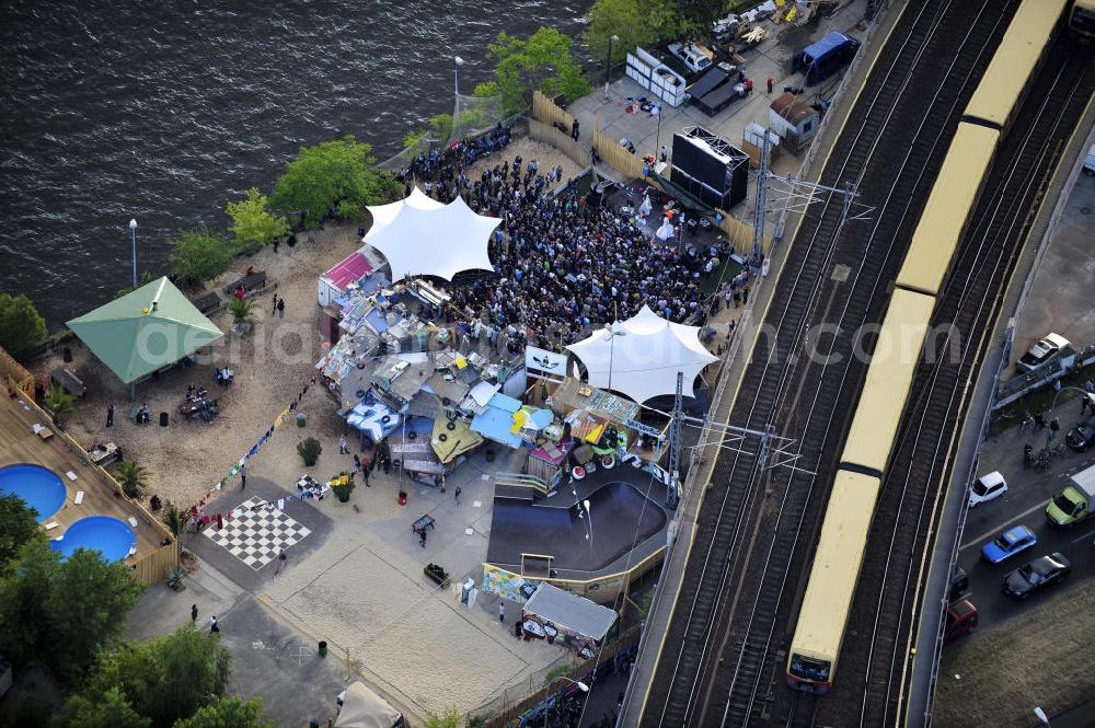 Aerial image Berlin - Blick auf das Gelände der Strandbar BAR25 an der Holzmarktstraße am Spreeufer in Berlin-Mitte, einem beliebten Szene-Treffpunkt für Insider und Touristen. View of the site of the Bar25 on the river Spree in Berlin-Mitte, a popular meeting point for scene insiders and tourists.