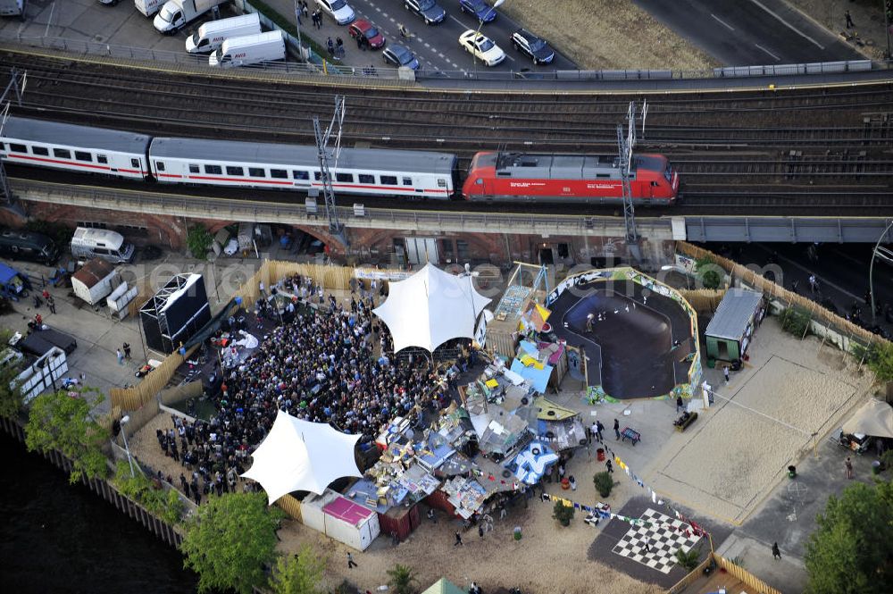 Aerial photograph Berlin - Blick auf das Gelände der Strandbar BAR25 an der Holzmarktstraße am Spreeufer in Berlin-Mitte, einem beliebten Szene-Treffpunkt für Insider und Touristen. View of the site of the Bar25 on the river Spree in Berlin-Mitte, a popular meeting point for scene insiders and tourists.