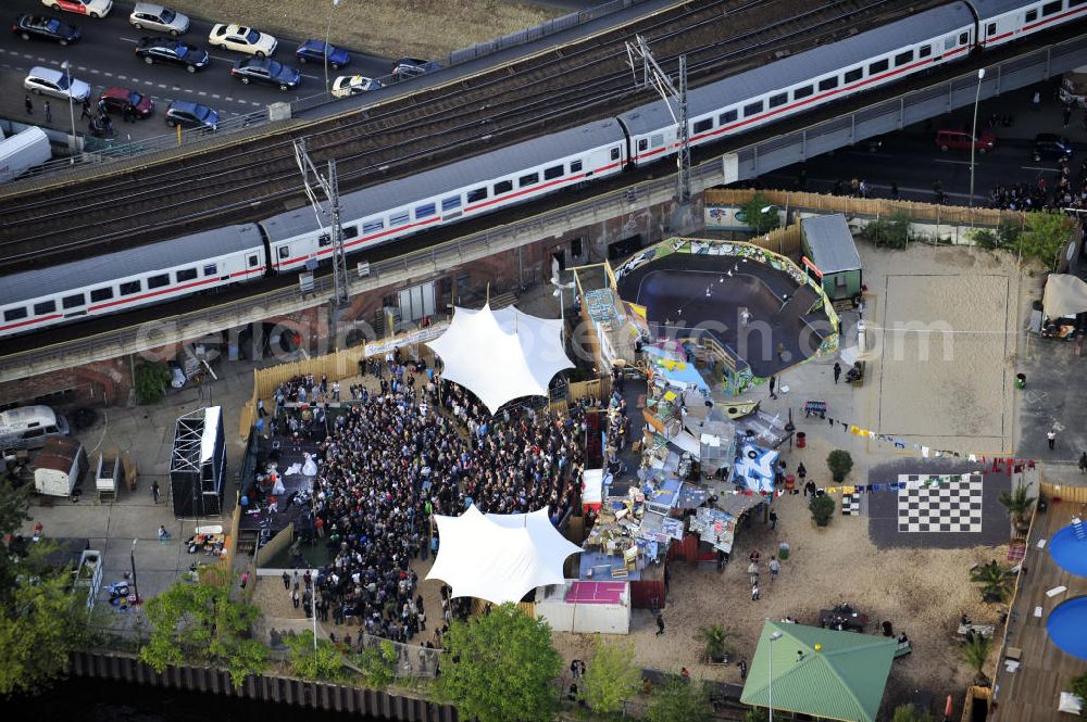 Berlin from above - Blick auf das Gelände der Strandbar BAR25 an der Holzmarktstraße am Spreeufer in Berlin-Mitte, einem beliebten Szene-Treffpunkt für Insider und Touristen. View of the site of the Bar25 on the river Spree in Berlin-Mitte, a popular meeting point for scene insiders and tourists.