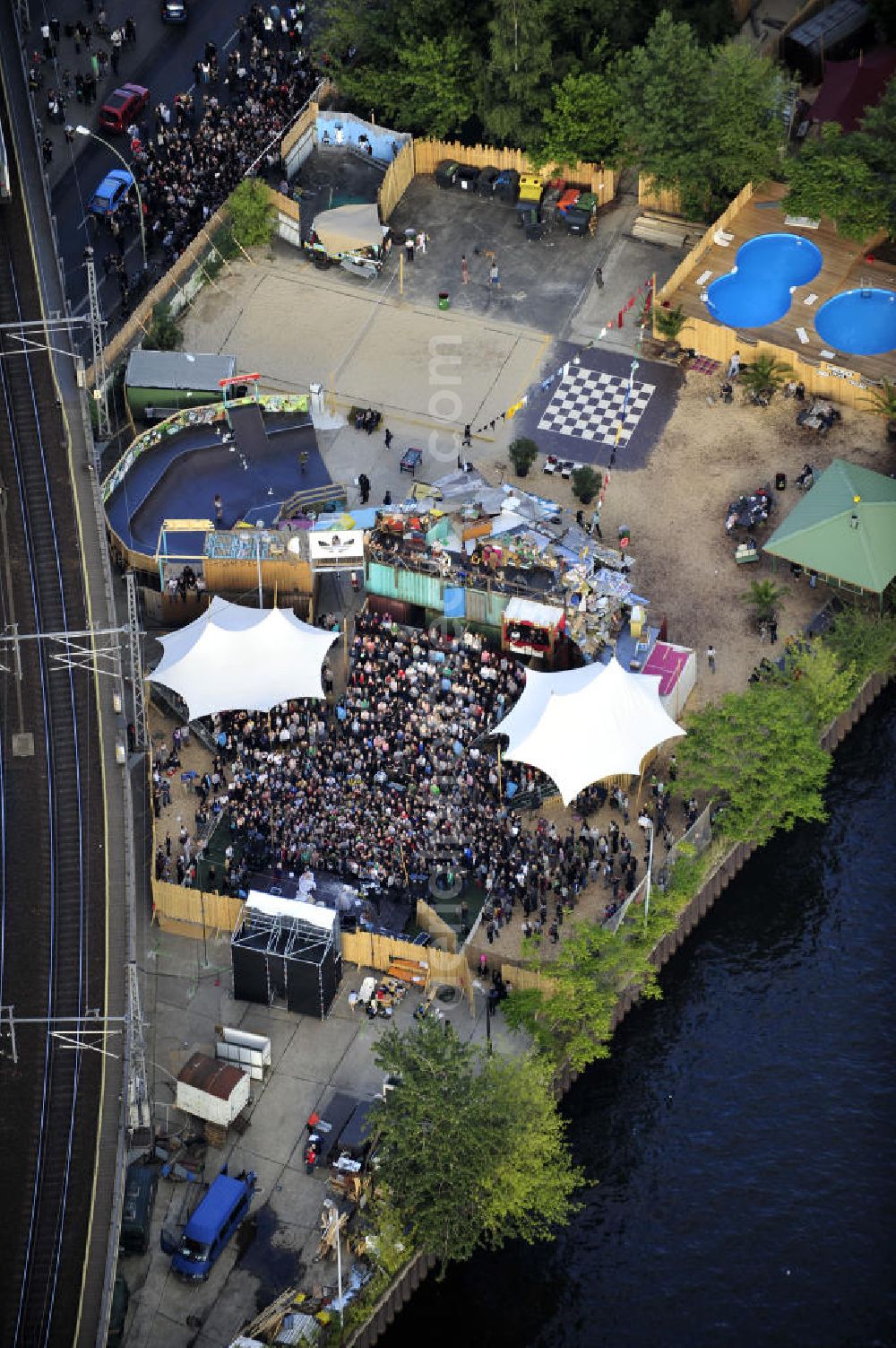 Berlin from the bird's eye view: Blick auf das Gelände der Strandbar BAR25 an der Holzmarktstraße am Spreeufer in Berlin-Mitte, einem beliebten Szene-Treffpunkt für Insider und Touristen. View of the site of the Bar25 on the river Spree in Berlin-Mitte, a popular meeting point for scene insiders and tourists.