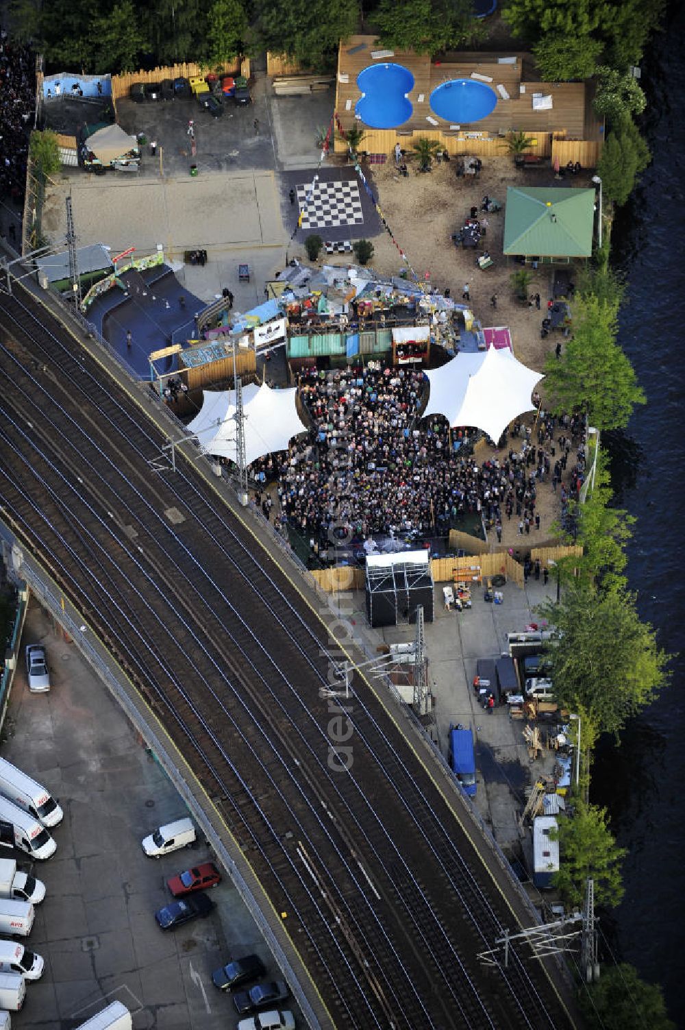 Aerial photograph Berlin - Blick auf das Gelände der Strandbar BAR25 an der Holzmarktstraße am Spreeufer in Berlin-Mitte, einem beliebten Szene-Treffpunkt für Insider und Touristen. View of the site of the Bar25 on the river Spree in Berlin-Mitte, a popular meeting point for scene insiders and tourists.