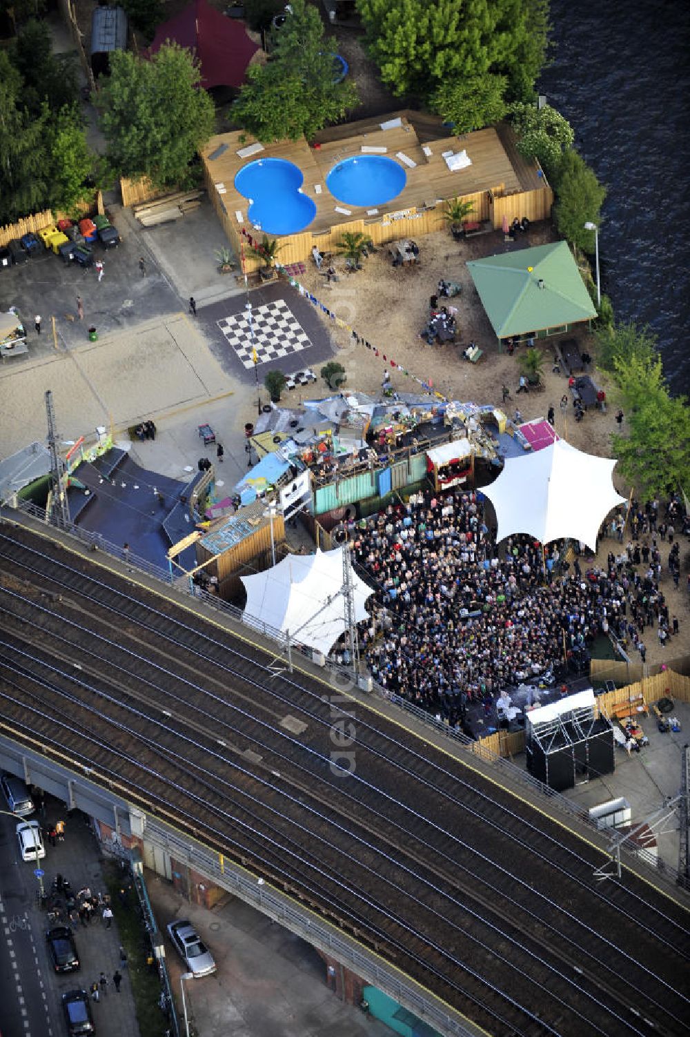 Berlin from above - Blick auf das Gelände der Strandbar BAR25 an der Holzmarktstraße am Spreeufer in Berlin-Mitte, einem beliebten Szene-Treffpunkt für Insider und Touristen. View of the site of the Bar25 on the river Spree in Berlin-Mitte, a popular meeting point for scene insiders and tourists.