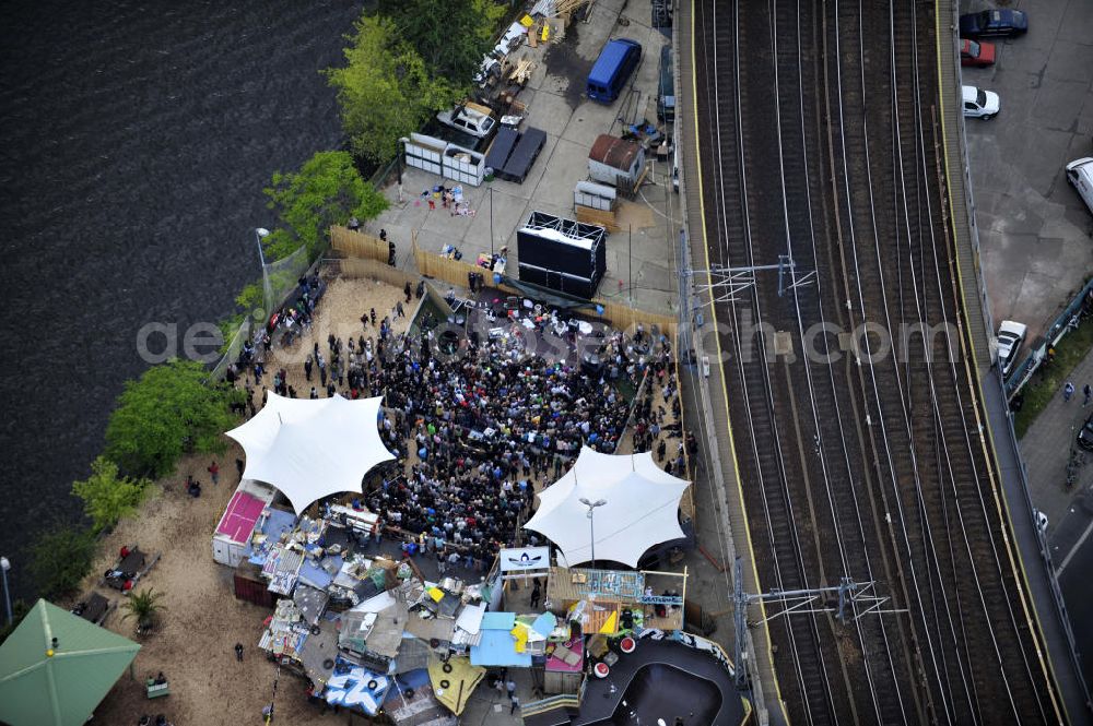 Berlin from above - Blick auf das Gelände der Strandbar BAR25 an der Holzmarktstraße am Spreeufer in Berlin-Mitte, einem beliebten Szene-Treffpunkt für Insider und Touristen. View of the site of the Bar25 on the river Spree in Berlin-Mitte, a popular meeting point for scene insiders and tourists.