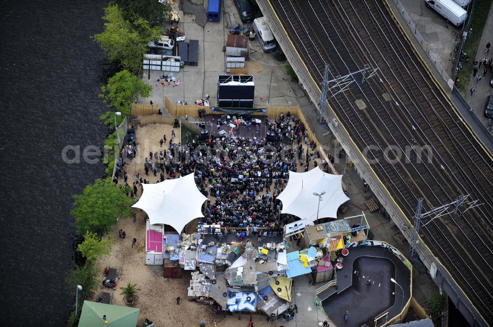 Berlin from the bird's eye view: Blick auf das Gelände der Strandbar BAR25 an der Holzmarktstraße am Spreeufer in Berlin-Mitte, einem beliebten Szene-Treffpunkt für Insider und Touristen. View of the site of the Bar25 on the river Spree in Berlin-Mitte, a popular meeting point for scene insiders and tourists.