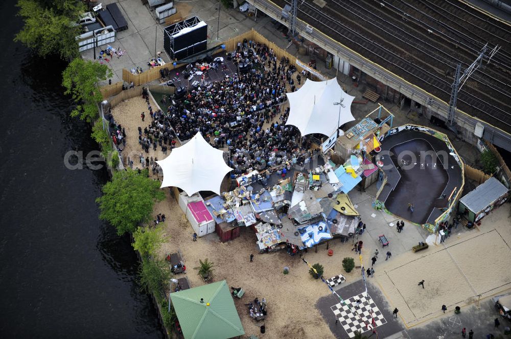 Aerial image Berlin - Blick auf das Gelände der Strandbar BAR25 an der Holzmarktstraße am Spreeufer in Berlin-Mitte, einem beliebten Szene-Treffpunkt für Insider und Touristen. View of the site of the Bar25 on the river Spree in Berlin-Mitte, a popular meeting point for scene insiders and tourists.