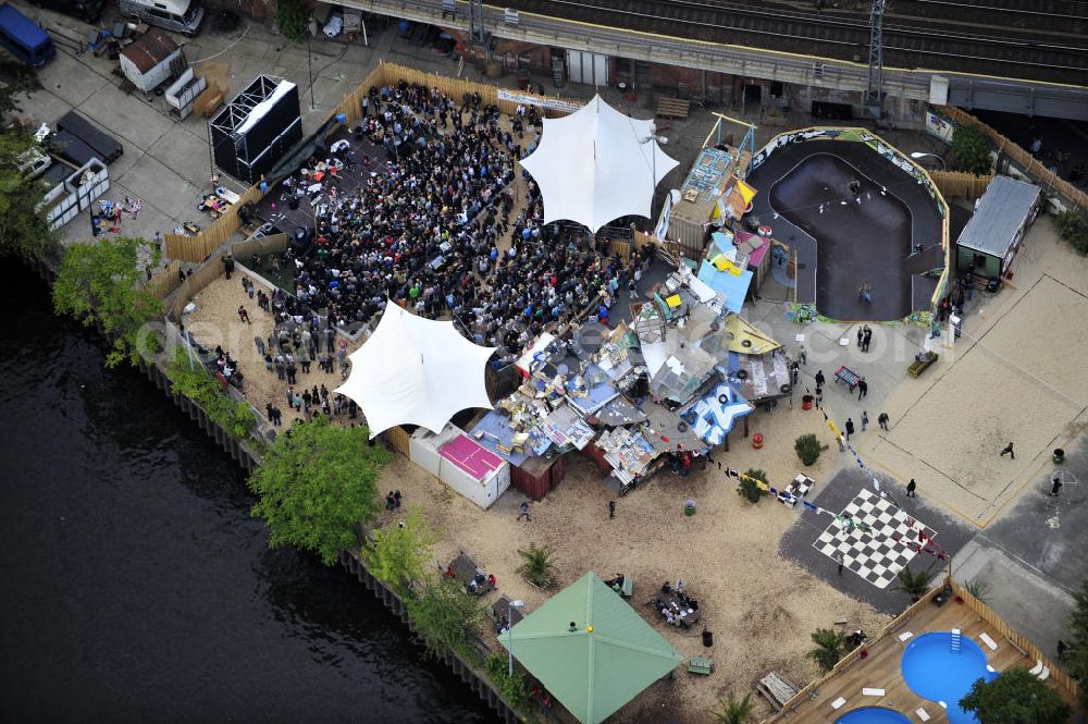 Aerial photograph Berlin - Blick auf das Gelände der Strandbar BAR25 an der Holzmarktstraße am Spreeufer in Berlin-Mitte, einem beliebten Szene-Treffpunkt für Insider und Touristen. View of the site of the Bar25 on the river Spree in Berlin-Mitte, a popular meeting point for scene insiders and tourists.