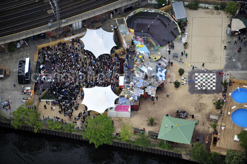 Berlin from above - Blick auf das Gelände der Strandbar BAR25 an der Holzmarktstraße am Spreeufer in Berlin-Mitte, einem beliebten Szene-Treffpunkt für Insider und Touristen. View of the site of the Bar25 on the river Spree in Berlin-Mitte, a popular meeting point for scene insiders and tourists.