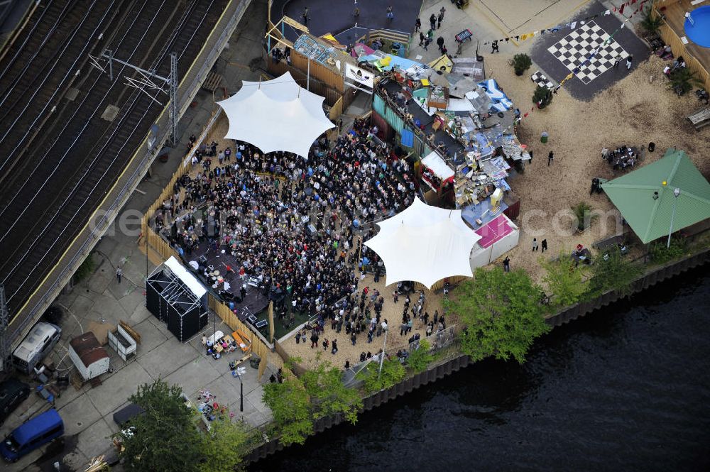 Aerial photograph Berlin - Blick auf das Gelände der Strandbar BAR25 an der Holzmarktstraße am Spreeufer in Berlin-Mitte, einem beliebten Szene-Treffpunkt für Insider und Touristen. View of the site of the Bar25 on the river Spree in Berlin-Mitte, a popular meeting point for scene insiders and tourists.