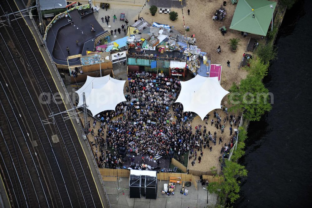 Berlin from the bird's eye view: Blick auf das Gelände der Strandbar BAR25 an der Holzmarktstraße am Spreeufer in Berlin-Mitte, einem beliebten Szene-Treffpunkt für Insider und Touristen. View of the site of the Bar25 on the river Spree in Berlin-Mitte, a popular meeting point for scene insiders and tourists.