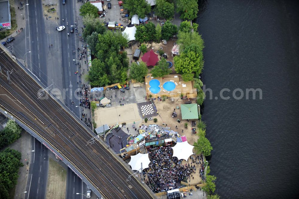 Aerial image Berlin - Blick auf das Gelände der Strandbar BAR25 an der Holzmarktstraße am Spreeufer in Berlin-Mitte, einem beliebten Szene-Treffpunkt für Insider und Touristen. View of the site of the Bar25 on the river Spree in Berlin-Mitte, a popular meeting point for scene insiders and tourists.