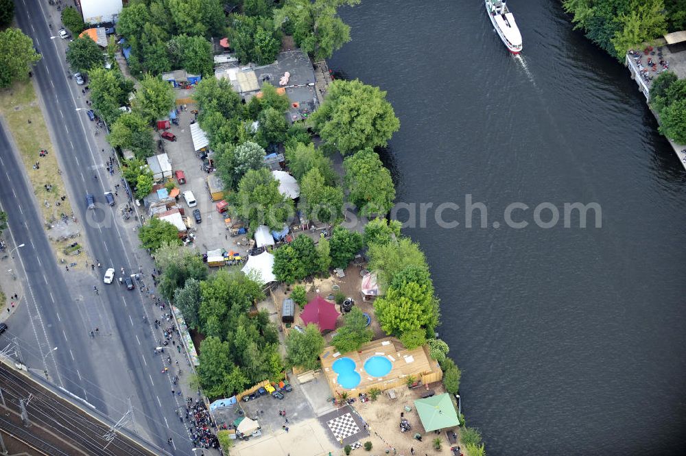 Aerial photograph Berlin - Blick auf das Gelände der Strandbar BAR25 an der Holzmarktstraße am Spreeufer in Berlin-Mitte, einem beliebten Szene-Treffpunkt für Insider und Touristen. View of the site of the Bar25 on the river Spree in Berlin-Mitte, a popular meeting point for scene insiders and tourists.