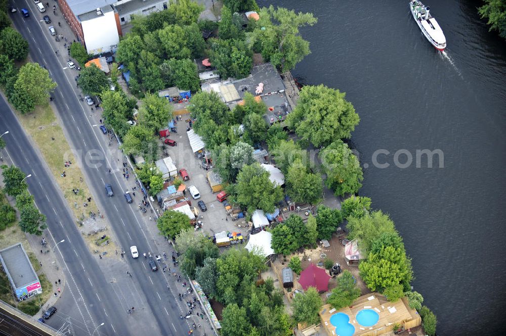 Berlin from above - Blick auf das Gelände der Strandbar BAR25 an der Holzmarktstraße am Spreeufer in Berlin-Mitte, einem beliebten Szene-Treffpunkt für Insider und Touristen. View of the site of the Bar25 on the river Spree in Berlin-Mitte, a popular meeting point for scene insiders and tourists.