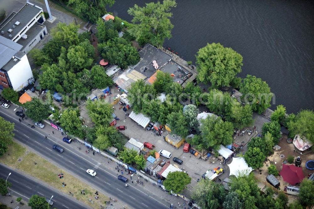 Berlin from the bird's eye view: Blick auf das Gelände der Strandbar BAR25 an der Holzmarktstraße am Spreeufer in Berlin-Mitte, einem beliebten Szene-Treffpunkt für Insider und Touristen. View of the site of the Bar25 on the river Spree in Berlin-Mitte, a popular meeting point for scene insiders and tourists.