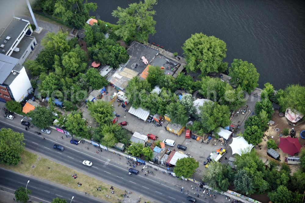 Aerial image Berlin - Blick auf das Gelände der Strandbar BAR25 an der Holzmarktstraße am Spreeufer in Berlin-Mitte, einem beliebten Szene-Treffpunkt für Insider und Touristen. View of the site of the Bar25 on the river Spree in Berlin-Mitte, a popular meeting point for scene insiders and tourists.