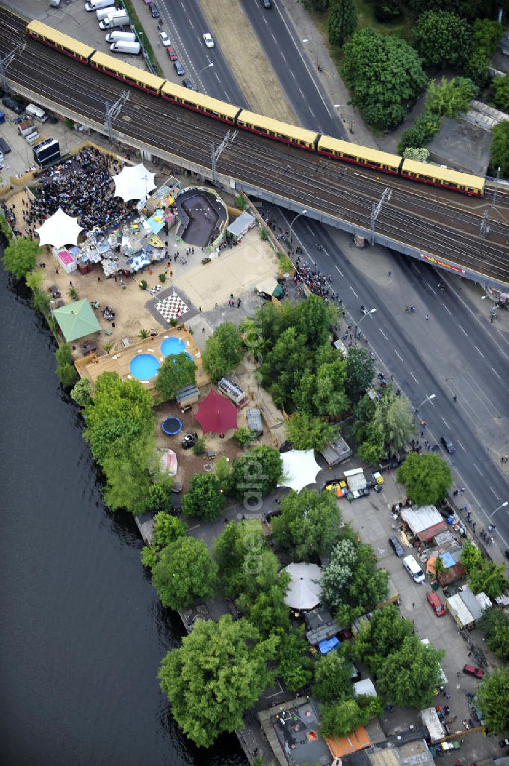 Aerial photograph Berlin - Blick auf das Gelände der Strandbar BAR25 an der Holzmarktstraße am Spreeufer in Berlin-Mitte, einem beliebten Szene-Treffpunkt für Insider und Touristen. View of the site of the Bar25 on the river Spree in Berlin-Mitte, a popular meeting point for scene insiders and tourists.