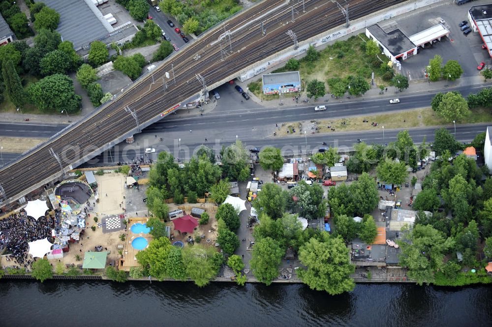 Berlin from above - Blick auf das Gelände der Strandbar BAR25 an der Holzmarktstraße am Spreeufer in Berlin-Mitte, einem beliebten Szene-Treffpunkt für Insider und Touristen. View of the site of the Bar25 on the river Spree in Berlin-Mitte, a popular meeting point for scene insiders and tourists.