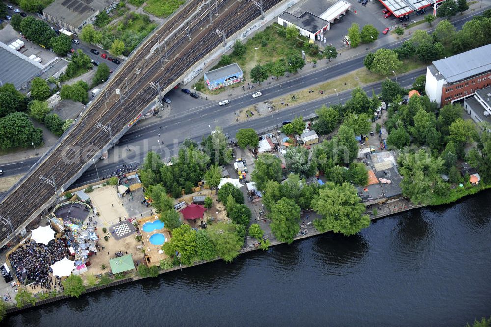 Berlin from the bird's eye view: Blick auf das Gelände der Strandbar BAR25 an der Holzmarktstraße am Spreeufer in Berlin-Mitte, einem beliebten Szene-Treffpunkt für Insider und Touristen. View of the site of the Bar25 on the river Spree in Berlin-Mitte, a popular meeting point for scene insiders and tourists.