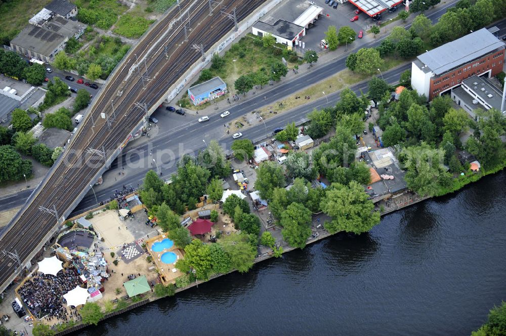 Aerial image Berlin - Blick auf das Gelände der Strandbar BAR25 an der Holzmarktstraße am Spreeufer in Berlin-Mitte, einem beliebten Szene-Treffpunkt für Insider und Touristen. View of the site of the Bar25 on the river Spree in Berlin-Mitte, a popular meeting point for scene insiders and tourists.