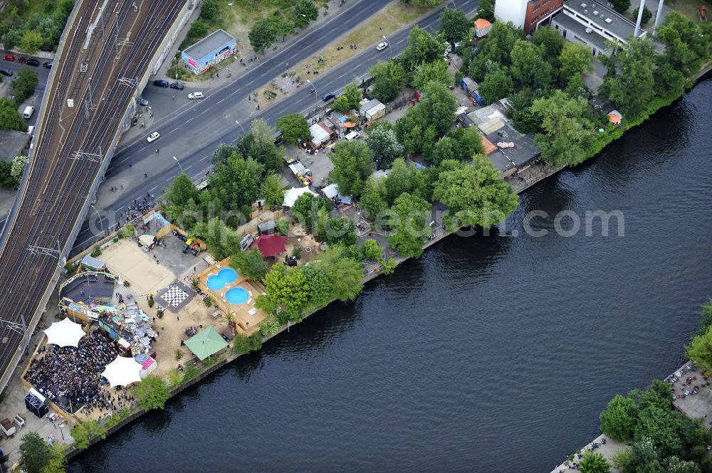 Aerial photograph Berlin - Blick auf das Gelände der Strandbar BAR25 an der Holzmarktstraße am Spreeufer in Berlin-Mitte, einem beliebten Szene-Treffpunkt für Insider und Touristen. View of the site of the Bar25 on the river Spree in Berlin-Mitte, a popular meeting point for scene insiders and tourists.