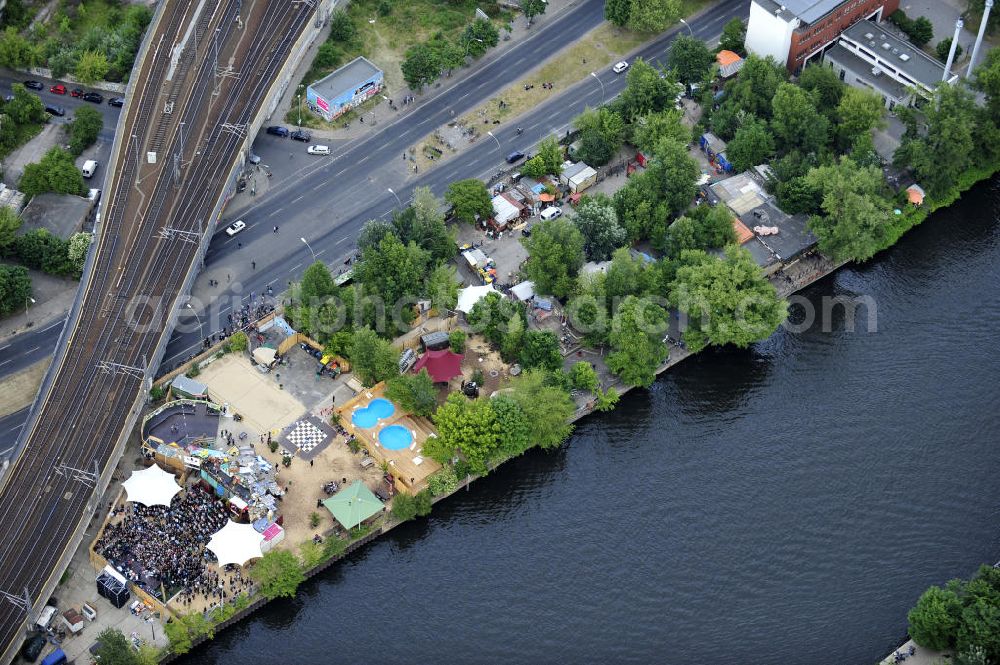 Berlin from above - Blick auf das Gelände der Strandbar BAR25 an der Holzmarktstraße am Spreeufer in Berlin-Mitte, einem beliebten Szene-Treffpunkt für Insider und Touristen. View of the site of the Bar25 on the river Spree in Berlin-Mitte, a popular meeting point for scene insiders and tourists.