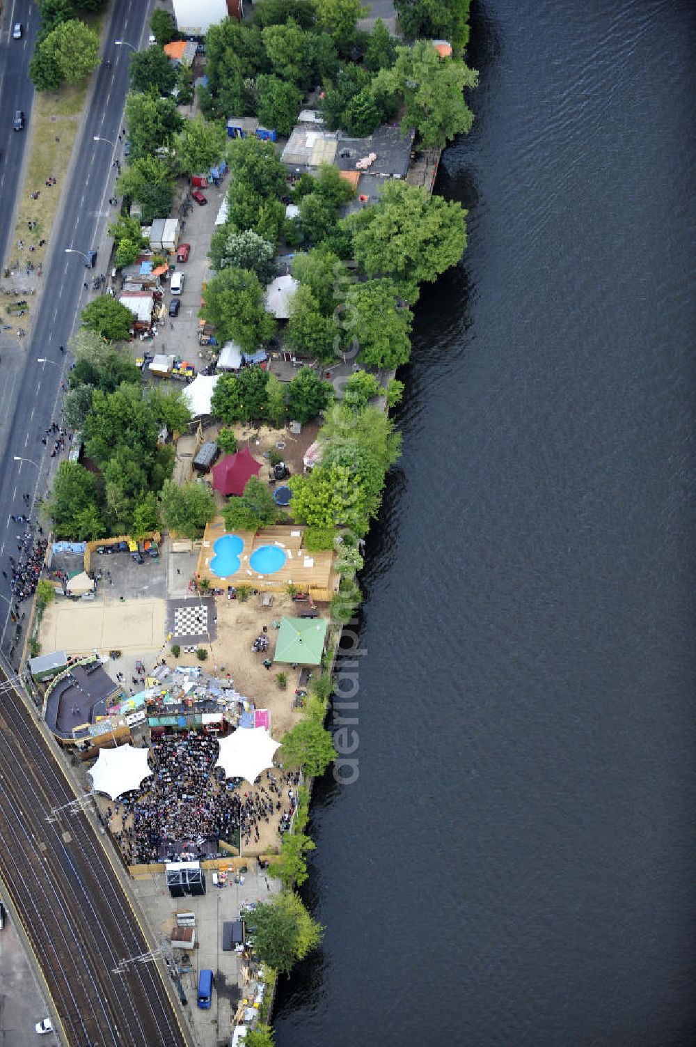 Berlin from the bird's eye view: Blick auf das Gelände der Strandbar BAR25 an der Holzmarktstraße am Spreeufer in Berlin-Mitte, einem beliebten Szene-Treffpunkt für Insider und Touristen. View of the site of the Bar25 on the river Spree in Berlin-Mitte, a popular meeting point for scene insiders and tourists.