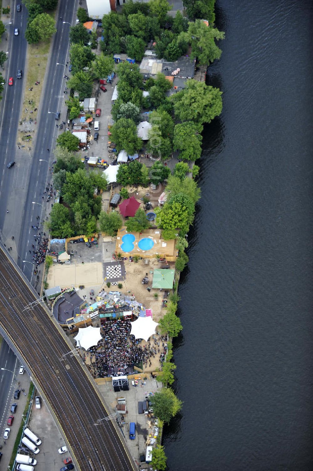 Aerial image Berlin - Blick auf das Gelände der Strandbar BAR25 an der Holzmarktstraße am Spreeufer in Berlin-Mitte, einem beliebten Szene-Treffpunkt für Insider und Touristen. View of the site of the Bar25 on the river Spree in Berlin-Mitte, a popular meeting point for scene insiders and tourists.