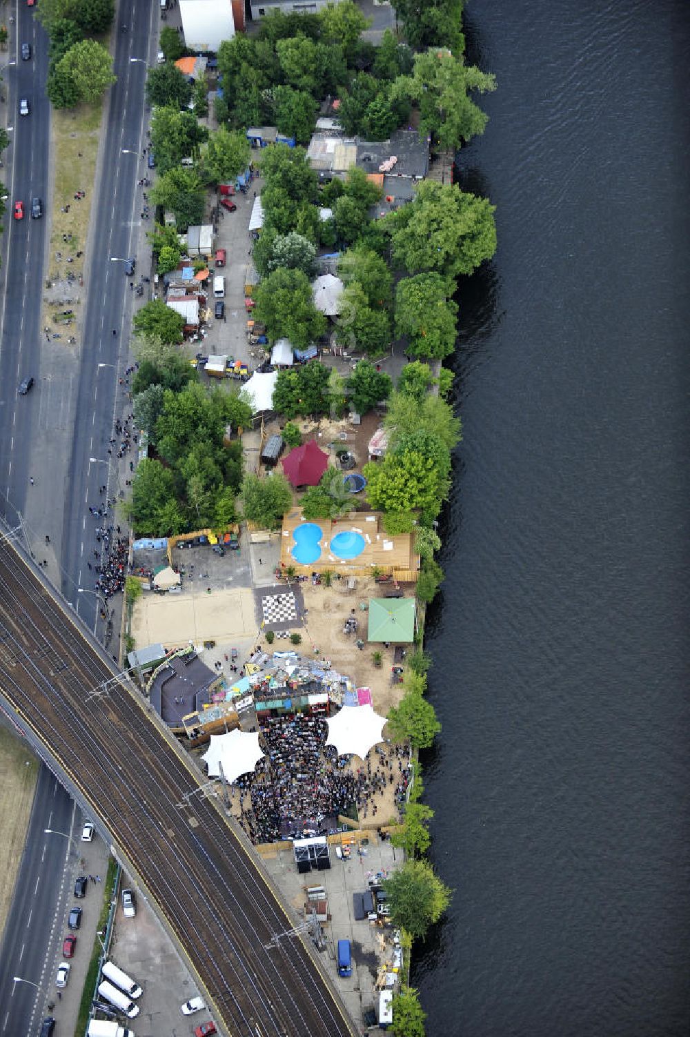 Aerial photograph Berlin - Blick auf das Gelände der Strandbar BAR25 an der Holzmarktstraße am Spreeufer in Berlin-Mitte, einem beliebten Szene-Treffpunkt für Insider und Touristen. View of the site of the Bar25 on the river Spree in Berlin-Mitte, a popular meeting point for scene insiders and tourists.