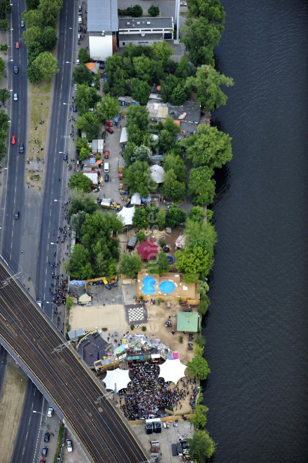 Berlin from above - Blick auf das Gelände der Strandbar BAR25 an der Holzmarktstraße am Spreeufer in Berlin-Mitte, einem beliebten Szene-Treffpunkt für Insider und Touristen. View of the site of the Bar25 on the river Spree in Berlin-Mitte, a popular meeting point for scene insiders and tourists.