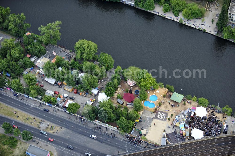 Aerial image Berlin - Blick auf das Gelände der Strandbar BAR25 an der Holzmarktstraße am Spreeufer in Berlin-Mitte, einem beliebten Szene-Treffpunkt für Insider und Touristen. View of the site of the Bar25 on the river Spree in Berlin-Mitte, a popular meeting point for scene insiders and tourists.