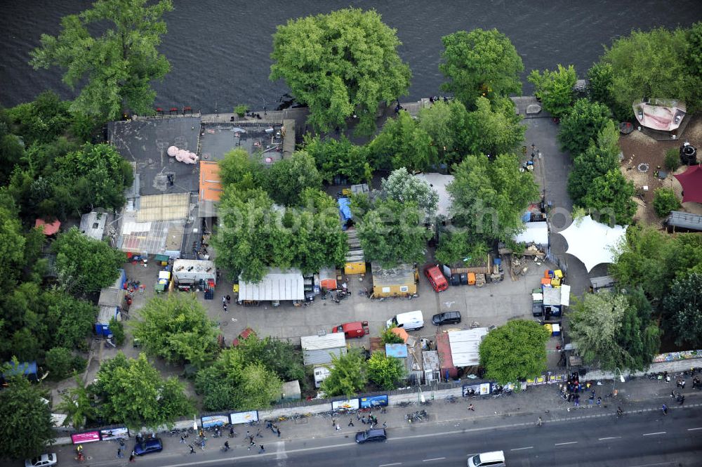 Aerial photograph Berlin - Blick auf das Gelände der Strandbar BAR25 an der Holzmarktstraße am Spreeufer in Berlin-Mitte, einem beliebten Szene-Treffpunkt für Insider und Touristen. View of the site of the Bar25 on the river Spree in Berlin-Mitte, a popular meeting point for scene insiders and tourists.