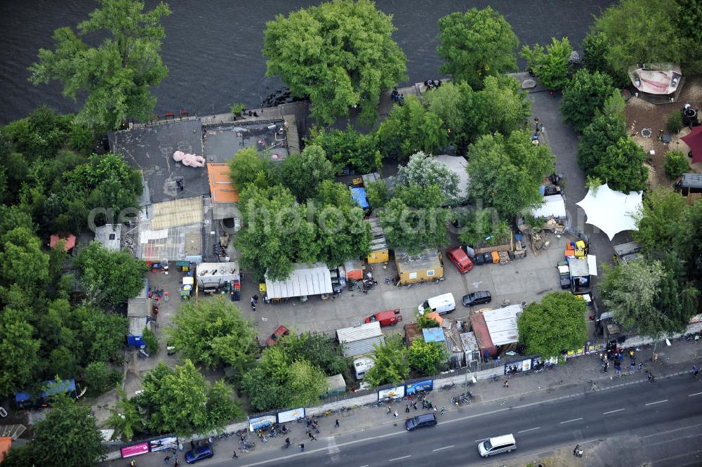 Berlin from above - Blick auf das Gelände der Strandbar BAR25 an der Holzmarktstraße am Spreeufer in Berlin-Mitte, einem beliebten Szene-Treffpunkt für Insider und Touristen. View of the site of the Bar25 on the river Spree in Berlin-Mitte, a popular meeting point for scene insiders and tourists.